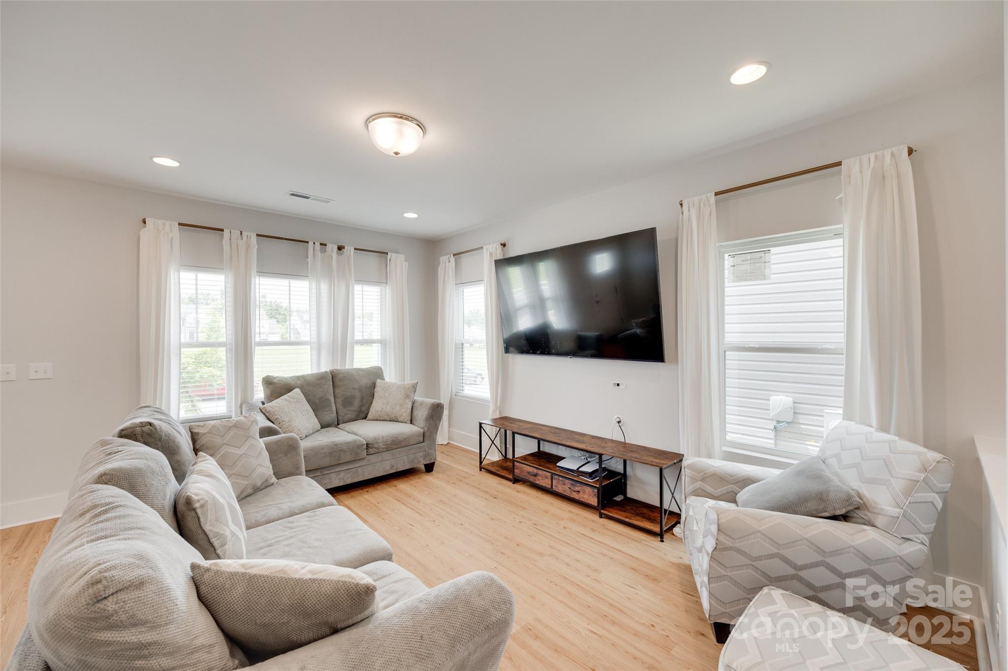 972 Von Buren Boulevard 242