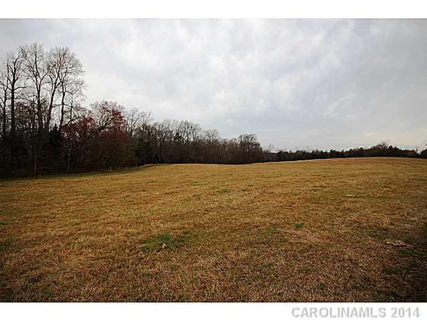 PEACEFUL COUNTRY LIVING ON YOUR OWN MINI FARM ONLY 6 MILES FROM LAKE WYLIE IN CLOVER SCHOOLS!