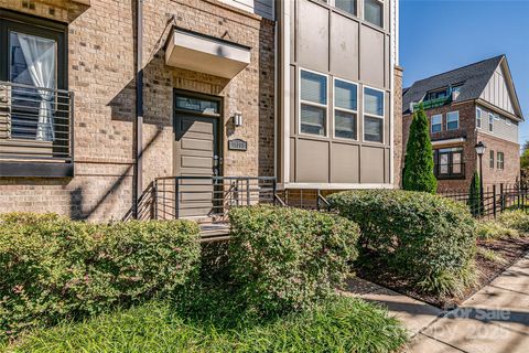 Photo of 18005 Nolita Lane, Charlotte, NC 28204 (MLS # 4315443)