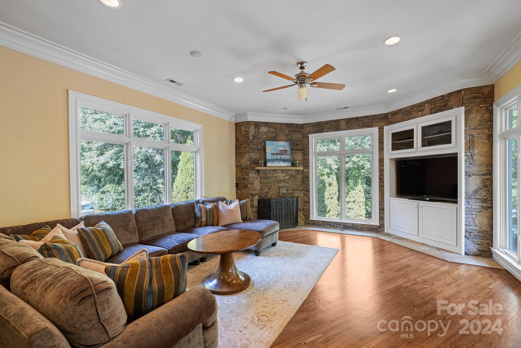 The Peninsula - Residential