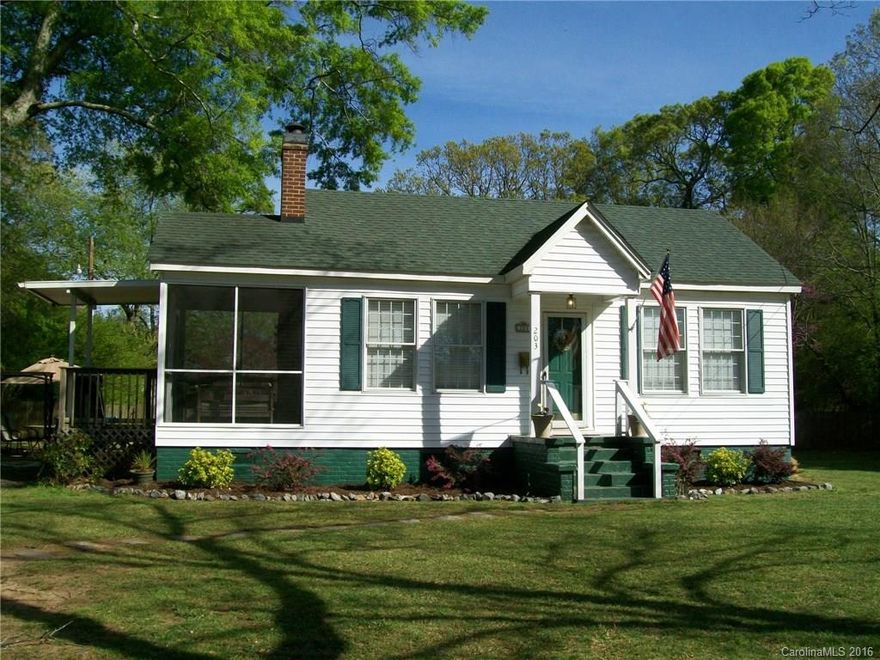 Charming 2 Bedroom 1 Bath home. Enjoy the short walk to Downtown, dinner and shopping. $112,900