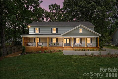 Photo of 3800 Lovett Circle, Charlotte, NC 28210 (MLS # 4389040)
