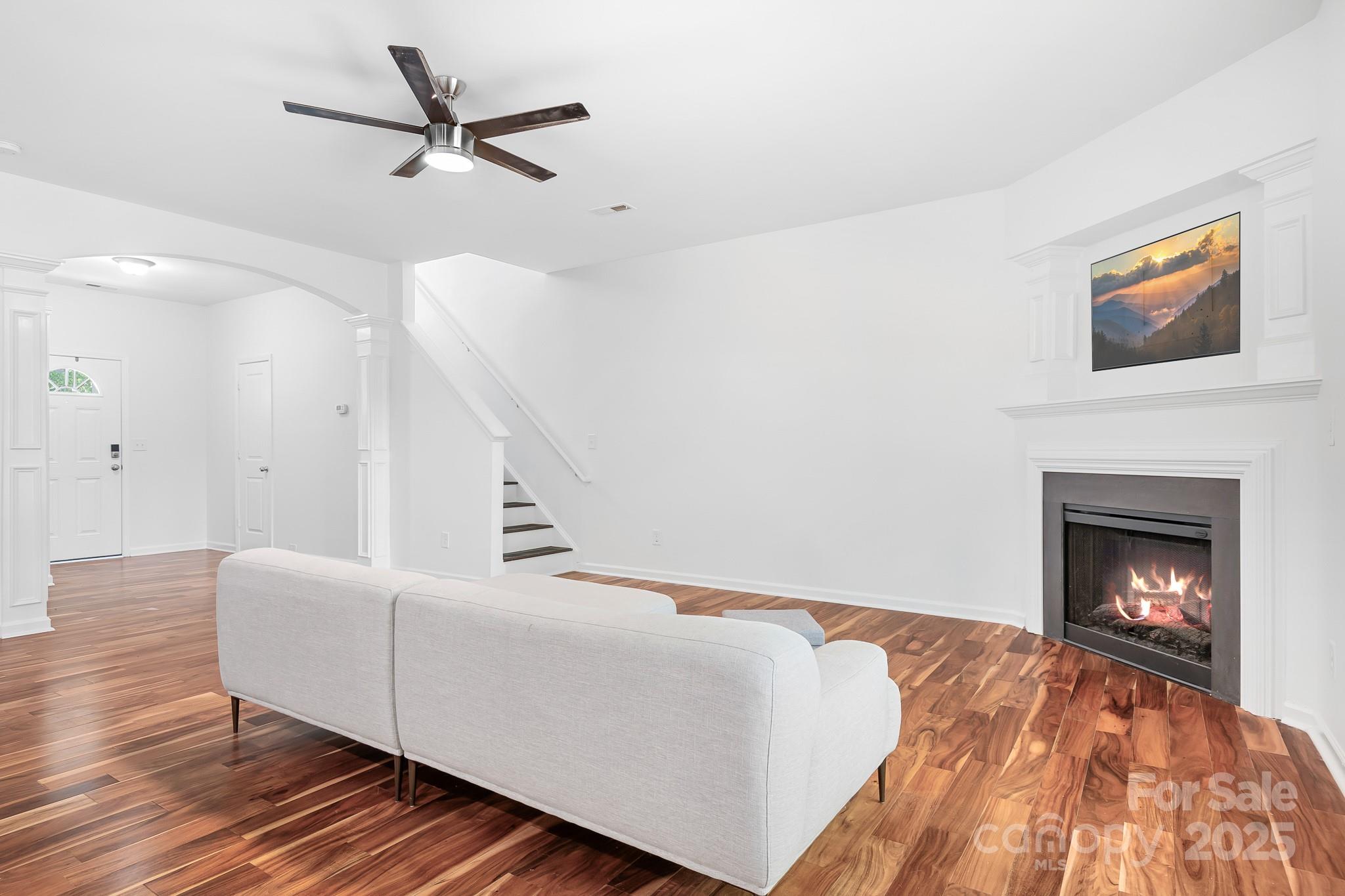 9437 Macquarie Lane