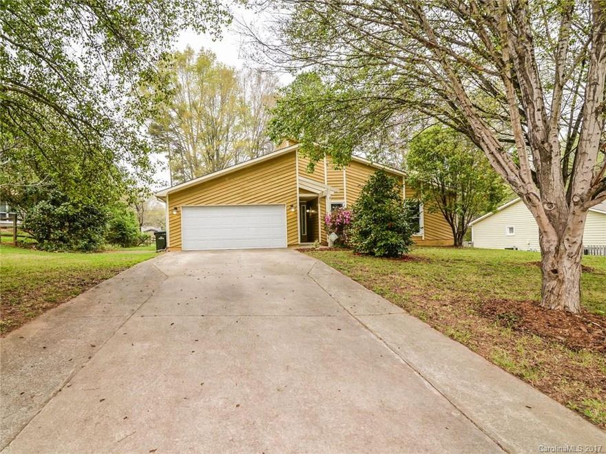 Beautiful ranch home in Mint Hill! Open floorplan w/engineered hardwoods throughout main areas & dark bamboo in bedrooms. Great room features high cathedral ceilings & wood-burning fireplace w/beautiful stone surround & tons of natural light. Bright kitchen features stainless appliances. Master suite w/2 WIC + 2 secondary bedrooms w/full bath. Well maintained with gorgeous updates throughout! Newer HVAC in 2013/2014 + windows recently replaced.Make this gem yours-Visit today!