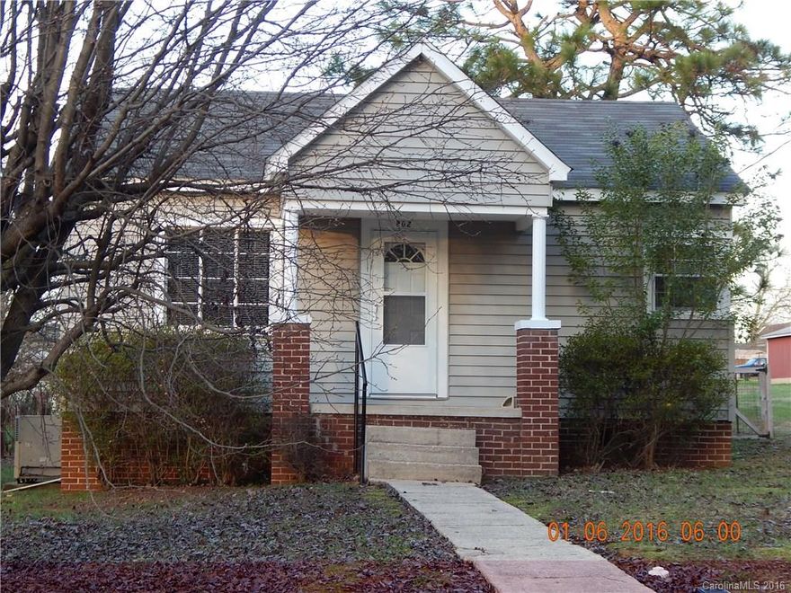 Included with property is parcel ID #104 152 10X182 (.04 ac) - this is listed figured up in the total lot dimensions listed. This parcel has a tax value of $2,200 - included in the total tax value listed for the property.  This parcel is deed 668 page 33.   Cute bungalow in excellent condition, new carpet, fresh paint. New back doors - many new windows.  Bath room updated.  Home is vinyl sided with central heat and ac.  Move in condition. Spacious eat in kitchen.  Great location.