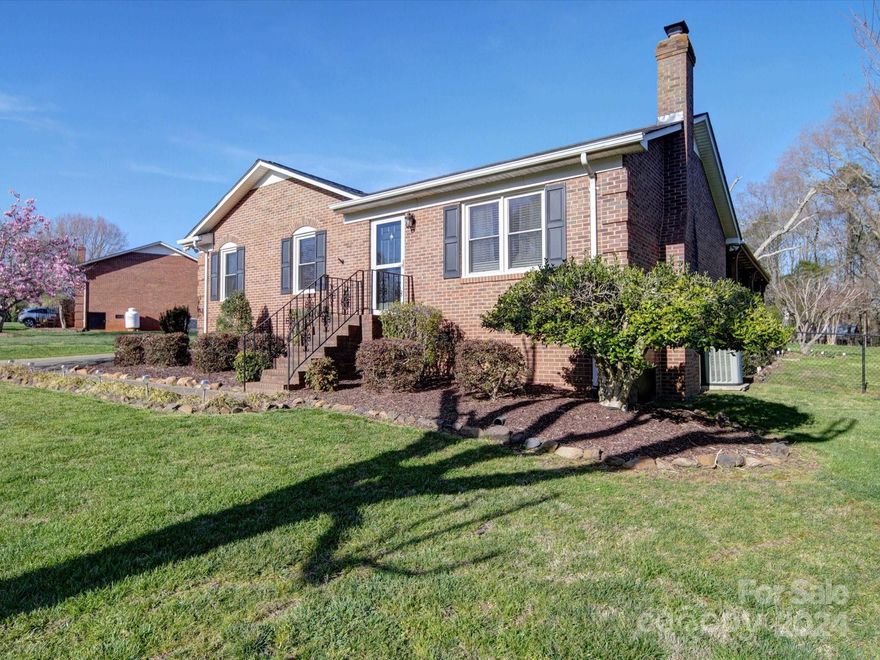 Welcome to the peaceful Greyfield subdivision where HOAs do not exist!! Located in the desired Unionville area. 
This cozy 3 bed/2 bath brick home is nestled on 1.17(+\-) acres with a spacious fenced in background.
Come relax under the generously sized covered patio, while enjoying a nice fire from the chimenea. 
Or take a nice walk to the back of the property for a quiet creek view. This home has been well-maintained and cared for. New luxury vinyl tile, mohawk laminate flooring has been put throughout the home, painted, and all popcorn ceilings removed. Covered patio and shop are wired, workshop has concrete flooring and 240volt hookup.