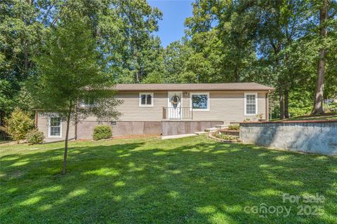 Photo of 425 Lyndhurst Drive, Hendersonville, NC 28791 (MLS # 4302136)