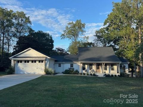 Photo of 1984 Hickory Hills Drive, Denver, NC 28037 (MLS # 4316609) Photo of 1984 Hickory Hills Drive, Denver, NC 28037 (MLS # 4316609)