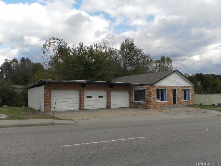 Prefect business location!! Right in the heart of the red rose city.