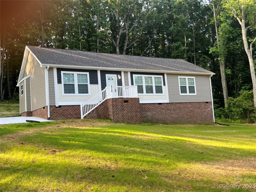 Beautiful 3 bedroom/2 bath home with open floor plan.  Large Master Bedroom and Master Bath, Spacious Kitchen, cabinets galore with eating area, very large family room.  The location is convenient to anything you can think of. Only minutes form the intersection of Hwy 73 and Hwy 16.