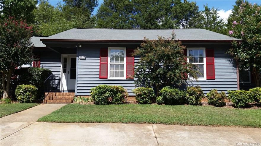 Come relax in this open floor plan one level condo in Fort Mill. Home features 3 bedrooms and 2 full bathrooms. Spacious living room with wood burning stone fire place. Dining room leading out to private deck that is surrounded by mature trees.