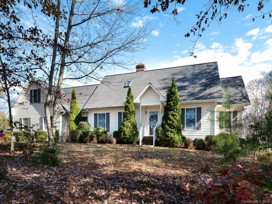 Beautiful 4 bedroom home on 4 acres in the Green Hill area of Rutherfordton.  Features include built in bookcase, wood burning fireplace, hardwood floors, large pantry, sun room, triple garage and much more.  Master on main floor.