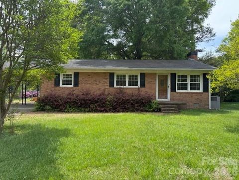 Photo of 611 Westover Street, Gastonia, NC 28054 (MLS # 4371721)