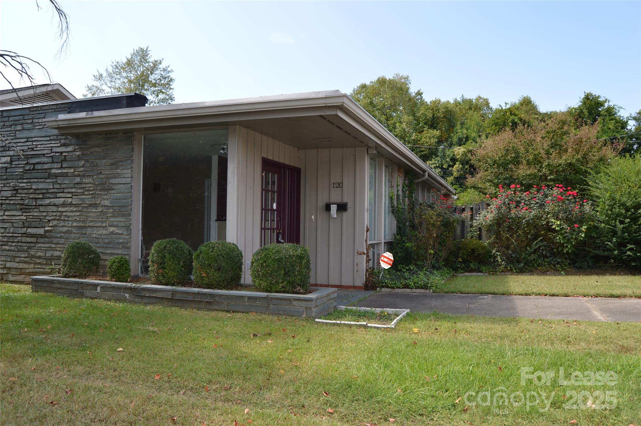 Photo 1 of 33 — 120 S Tradd Street, Statesville, NC 28677