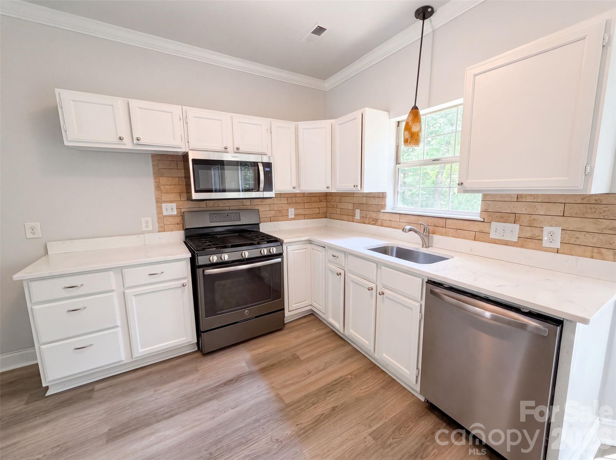 1604 Rocky Glen Lane