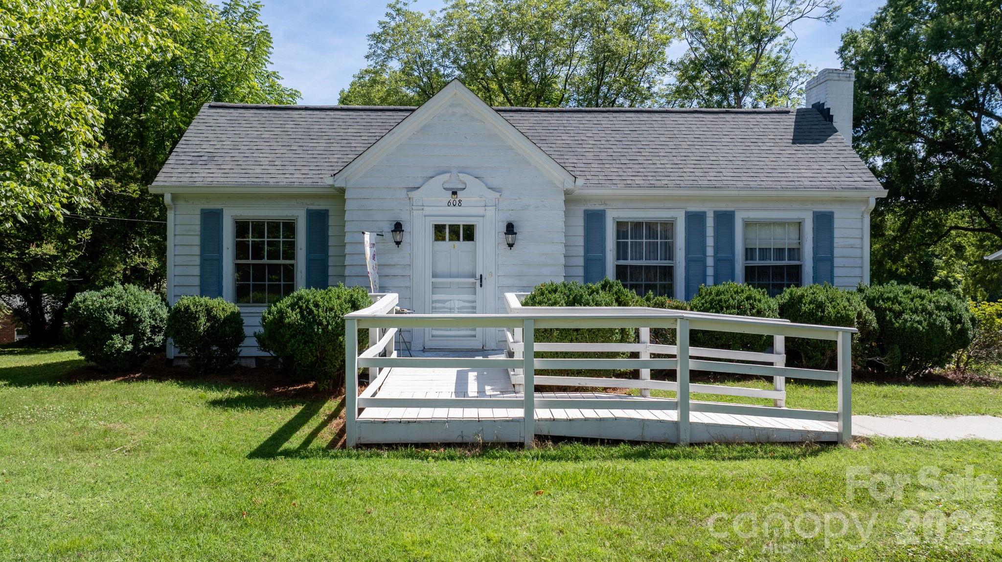608 1st Street W