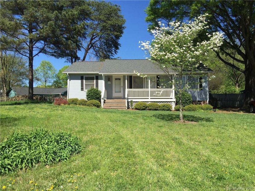 Adorable Ranch Home in the Bahia Bay Neighborhood. Relax on the front porch or on the large back deck grilling your favorite fare in the large fenced yard. This 3 Bed, 2 Bath, home comes w/all appliances incl washer & dryer. Tenant is responsible all utilities & yard maintenance. 12x12 workshop/storage shed w/ power, workbench, & shelving included. Rent includes access to the neighborhood boat docks, boat ramp & community picnic area for Bahia Bay residents. Conditional pets are permitted.