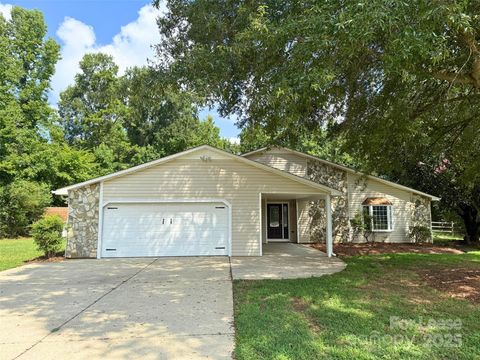 Photo of 500 Kirby Lane, Matthews, NC 28104 (MLS # 4286472)