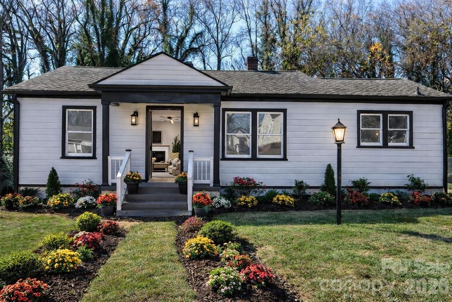 Affordable Home in the Heart of Viewmont!
Charming 3 bedroom, 1 bath home on a large lot in one of Hickory’s most walkable and convenient areas. Enjoy easy access to shopping, dining, coffee, gyms, medical offices, and major highways.

Inside, the home is clean, functional, and ready for your personal touch—perfect for first-time buyers, downsizers, or investors. The spacious lot offers room for gardening, outdoor living, or future expansion.

Located on a quiet street with strong rental potential and unbeatable convenience, this is a rare opportunity in Viewmont