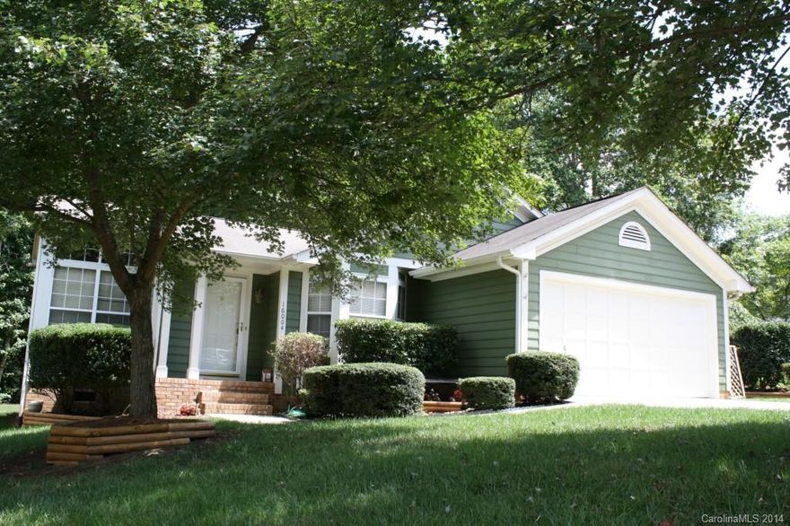 Beautiful Ranch home in Harvest Pointe.Home features 3 bedrooms, 2 full baths, large great room w/ gas log FP & vaulted ceilings, breakfast area, dining room, and spacious kitchen w/ granite countertops and tile backsplash.Nice deck overlooking large backyard with no other homes in sight!Hard to find ranch home on a cul-de-sac with big backyard in very desirable area of Huntersville!Close to North Mecklenburg Park, Northcross, Birkdale, shopping & restaurants! Brand new HVAC!