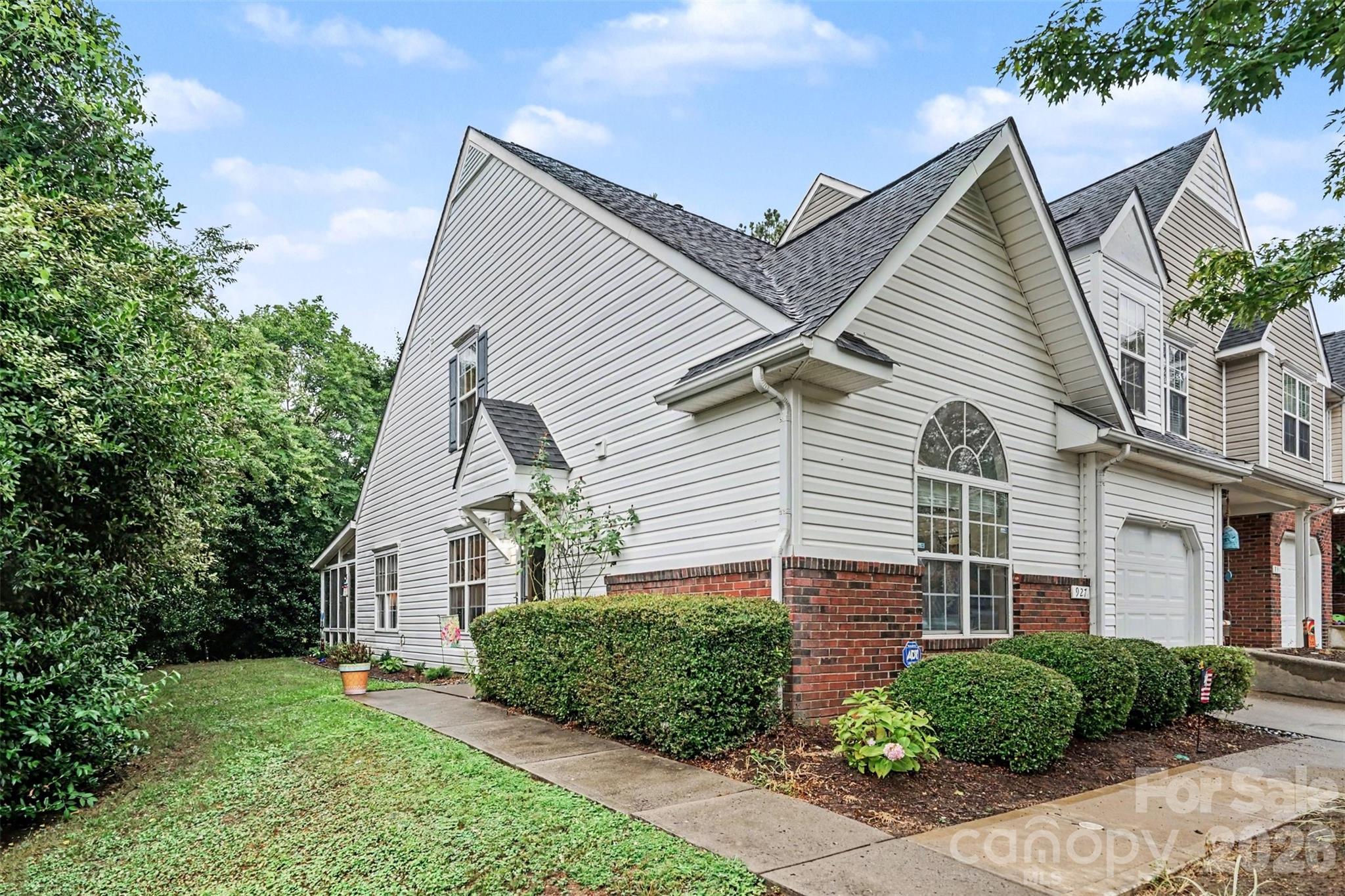 927 Sparrows Nest Lane