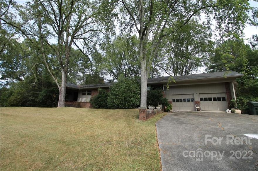 Beautiful Brick Retro Home Located in the Country Club Estates in Rock Hill, SC, Located on the Golf Course is 5 Bedrooms, 3 Full Bathrooms, Large Living Room open to the Dining Area and Large Eat In Kitchen which includes the Range Stove Top, Wall Oven, Refrigerator & Dishwasher. Office or Playroom, Laundry Room. Patio. 2 Car Garage. Single Family Only.
No Smoking/No Vaping. Call Owner for All Pet Permission. Maximum Occupants 5. Available Now.