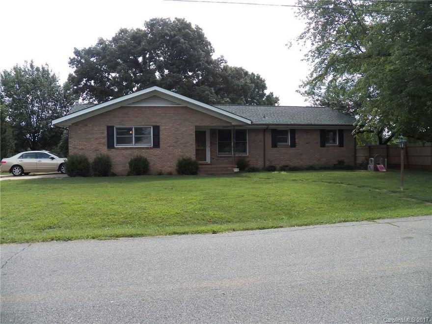 Lovely 3BD/2BA with brick home on corner lot, attached 2-car garage, centrally located, convenient to shopping & dining, new roof, heat pump, garage door & opener in 2014, laminate floors, move-in ready!