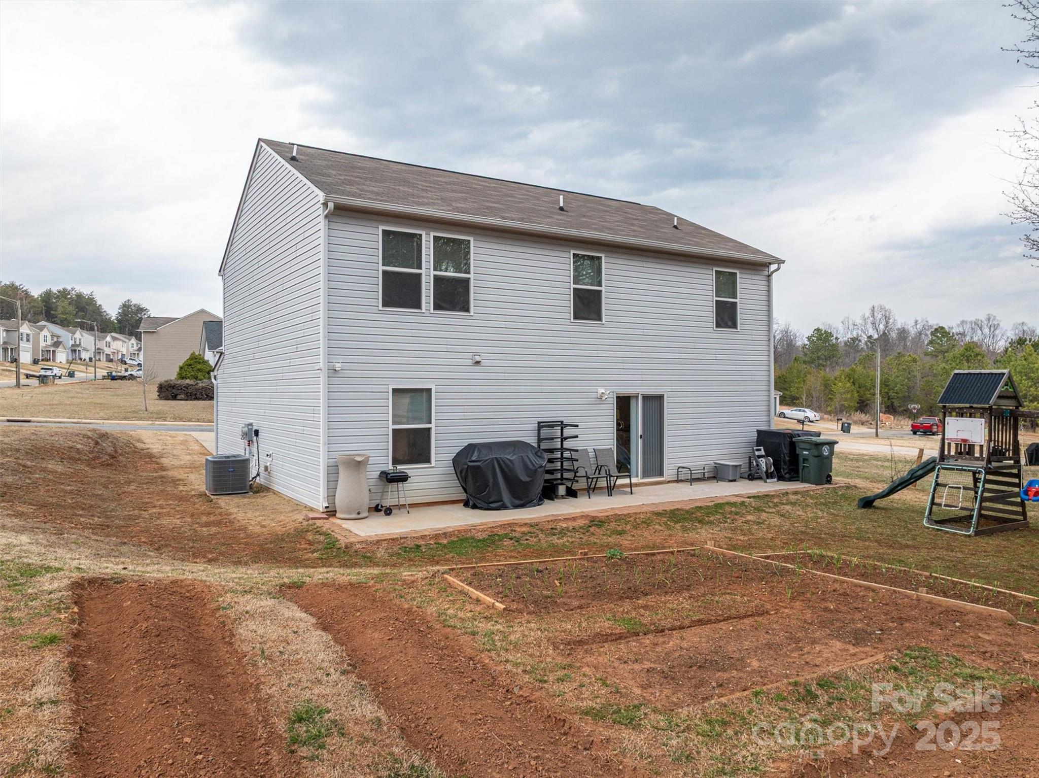 Newton, North Carolina 28658, United States, 4 Bedrooms Bedrooms, ,3 BathroomsBathrooms,Residential,Under Contract,81387