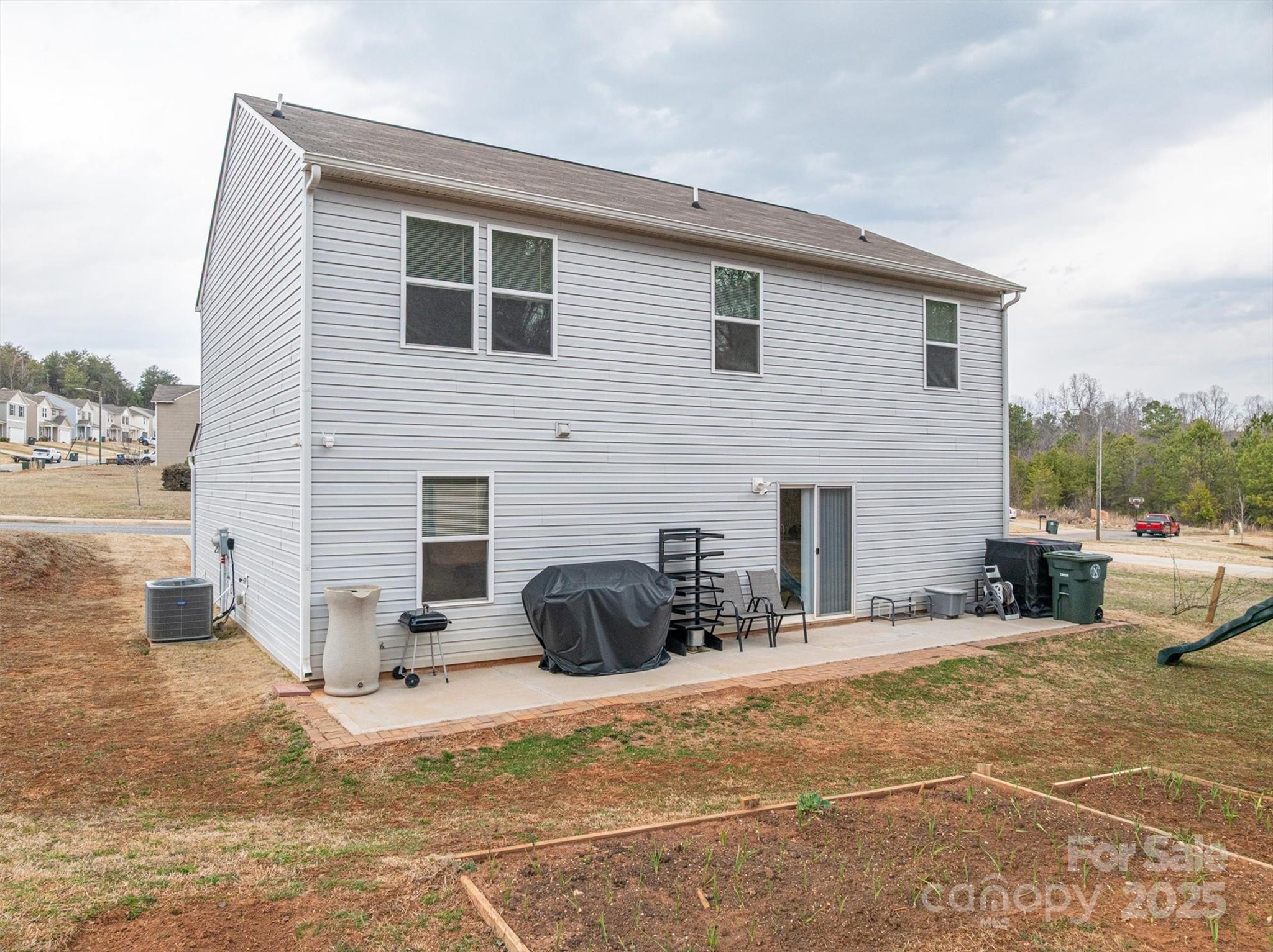 Newton, North Carolina 28658, United States, 4 Bedrooms Bedrooms, ,3 BathroomsBathrooms,Residential,Under Contract,81387