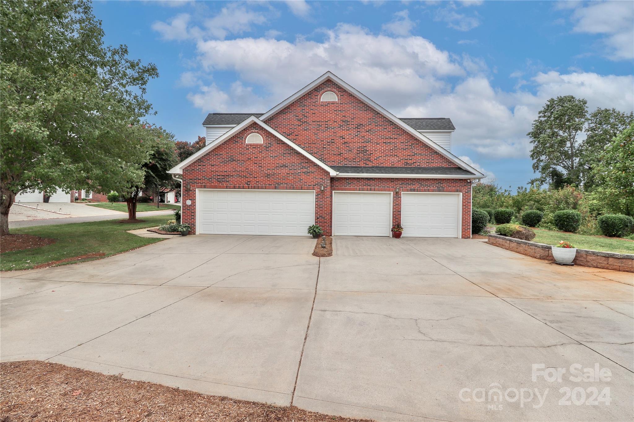 Queens Crest Townhouses - Residential
