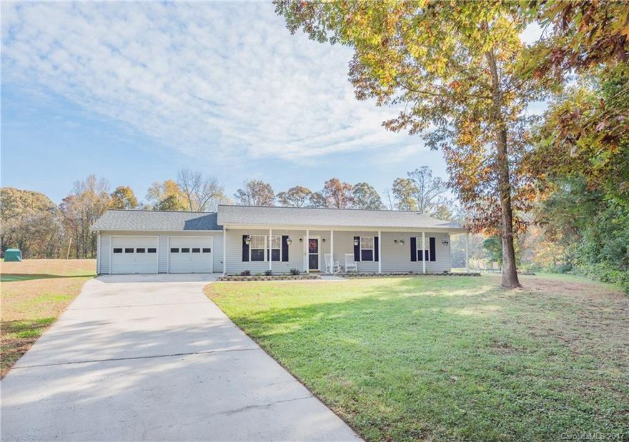 Rare find! Watch the deer run in the open field behind this super cute home! Huge cul-de-sac lot, no HOA & low taxes, covered front porch, back patio, fire pit. Large great room,open to breakfast area & kitchen. NEW in 2016: water heater, laminate wood floors,kitchen cabinets,kitchen basin sink,& faucet (over $10k worth of work).Roof 2012;HVAC 2009.New evaporator coil just installed.Oversized attached 2 car garage+plenty of parking.Minutes to public boat launch.GET THIS ONE BEFORE IT'S GONE!!