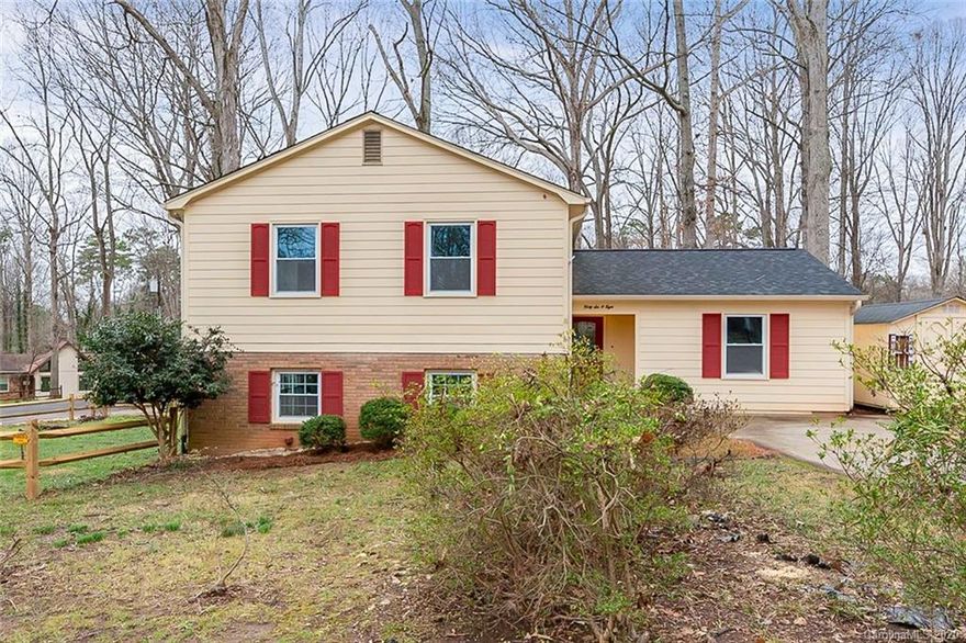 This Gastonia home offers a fireplace and an enclosed patio.