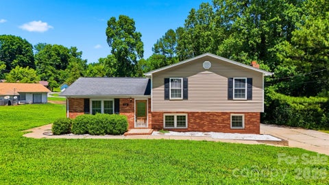 Photo of 1401 Southwest Boulevard, Newton, NC 28658 (MLS # 4395509)