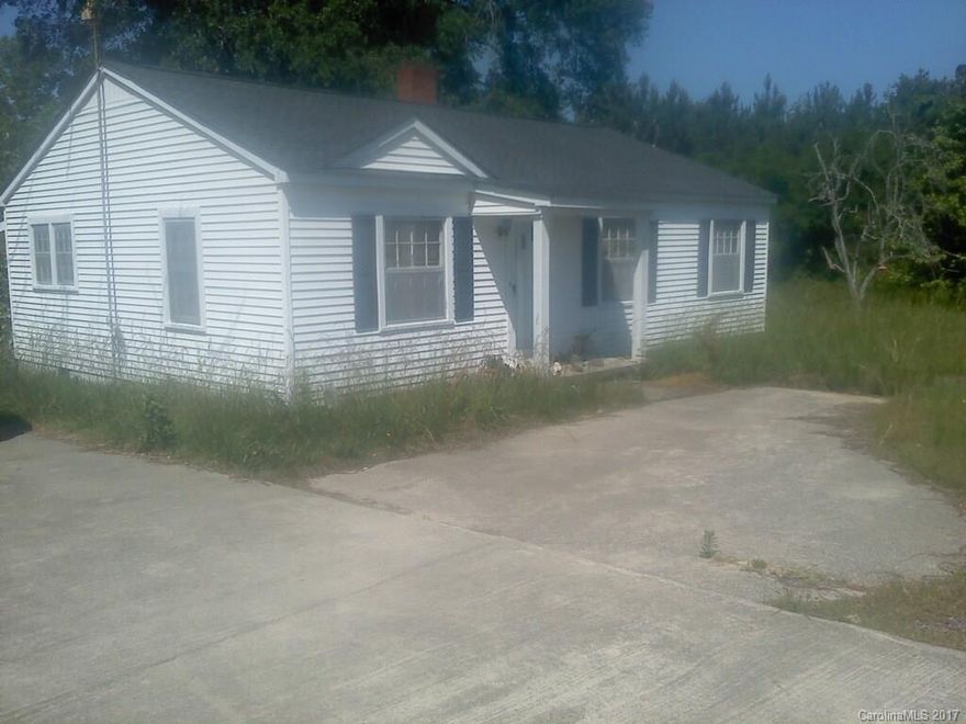 Don't miss out on this great opportunity!! This home sits on a huge lot of 1.35 acres with 3 bedrooms & a bath, has a nice floorplan. Call us to schedue appointment!!!