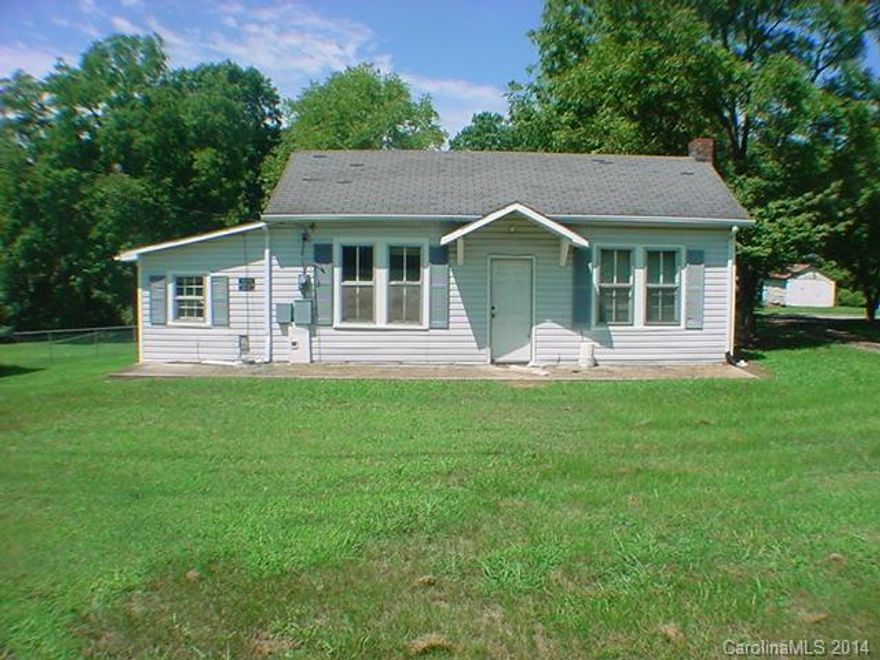 Vinyl siding, 2 bedrooms, 1 bath, enclosed porch with laundry hook-ups