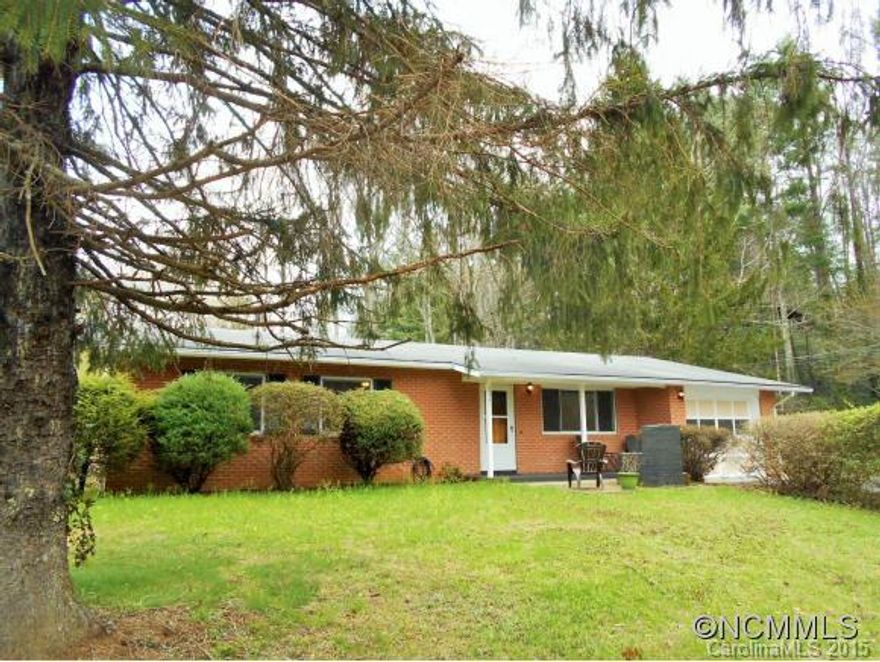 Move-in Ready! The beautiful hardwood floors are gorgeous and original. All one level. Open living, dining and kitchen floor plan. Large backyard to put a garden. Cool grilling area. The back porch is ready for 4 seasons. Close to Brevard and Hendersonville. Enjoy DuPont State Forest and Pisgah National Forest just minutes away.