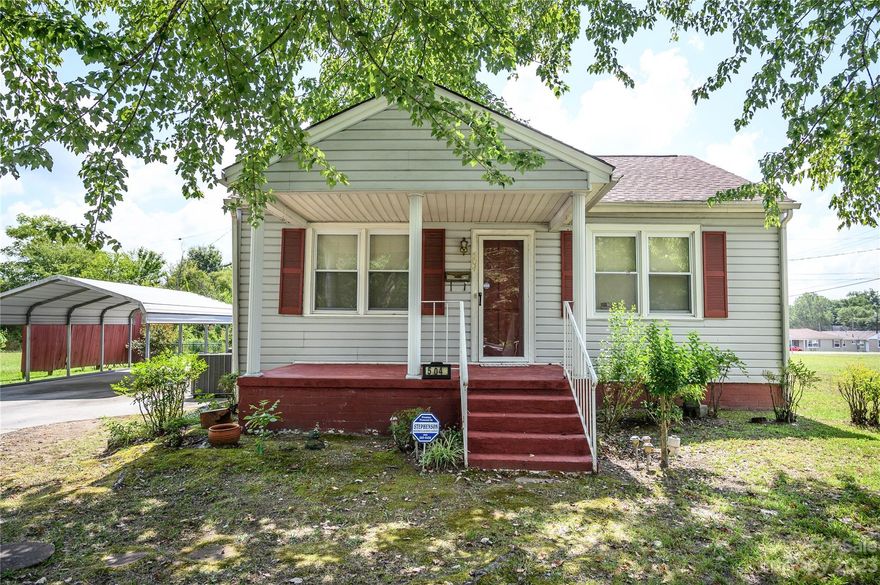 Cute 2 Bedroom 1 full Bathroom home, with flex room.  Flex room could be an office or additional 3rd bedroom. Nice Living area, perfect for First Time Buyers or Investors.  Schedule your showing today