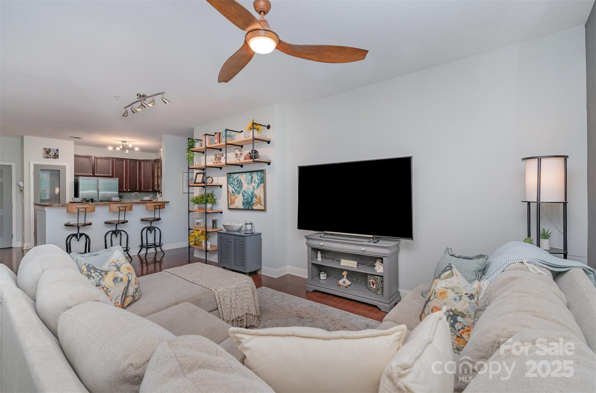 1000 E Woodlawn Road 315