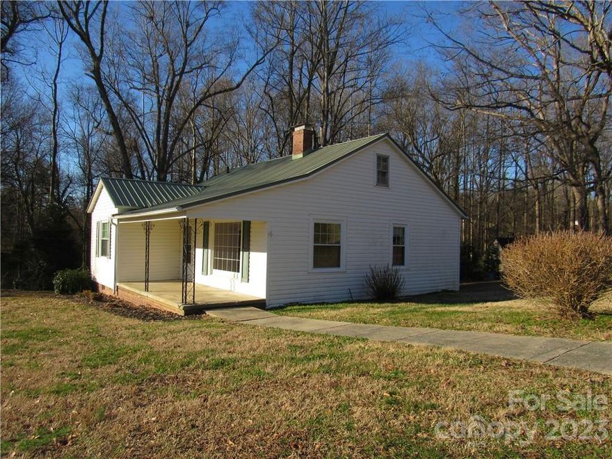 This home is conveniently located near Lincolnton and Gaston County. Large lot with an additional lot, Home is in need of some TLC. Large front window and porch. Building in the back is great for cars and equipment, Home is sold as is and owner will not do any repairs. Home will not qualify for VA or FHA,
There are 2 parcels equal to 1.65 ac selling together.