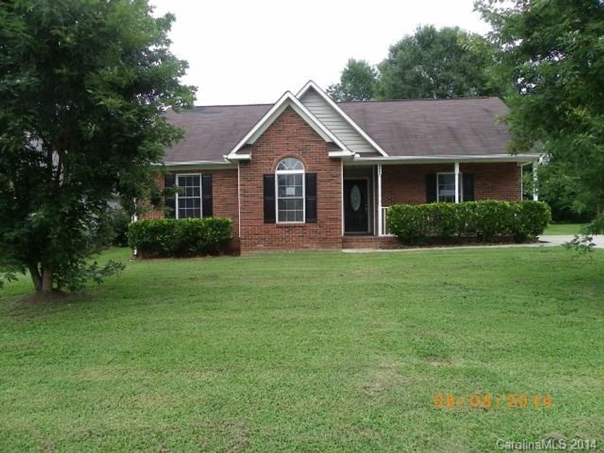 Adorable ranch boast freshly painted interior, new floor coverings & appliances.  Light, bright & airy floor plan! Close proximity to schools, shopping, restaurants & I77. Nice level lot!