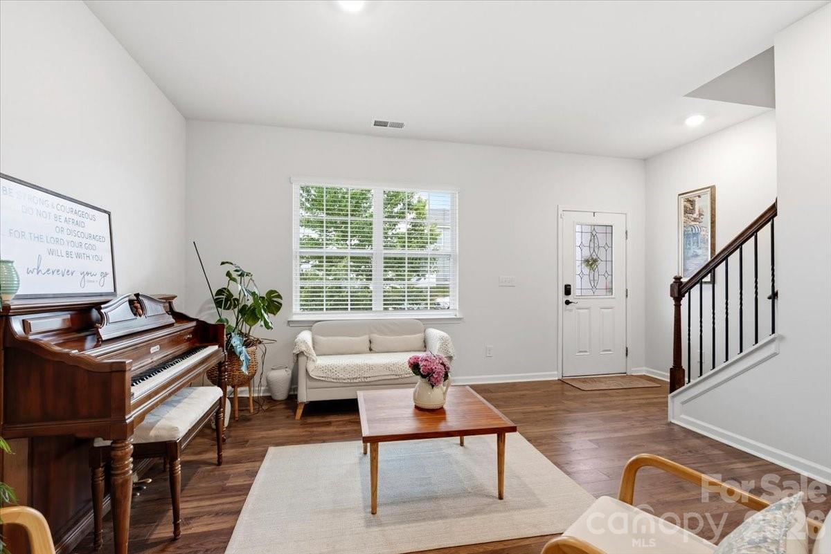 8022 Rowling Drive