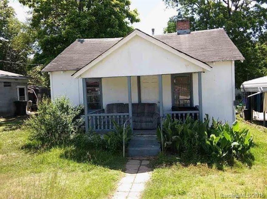 2 Bedrooms1 Bath investment property (or) rental. Property zoned Residential and General Commercial. 
"Sold as Is" Currently occupied by tenant, rental income $400 month. Best Deal if purchase with connecting property at 401 Mint ST.