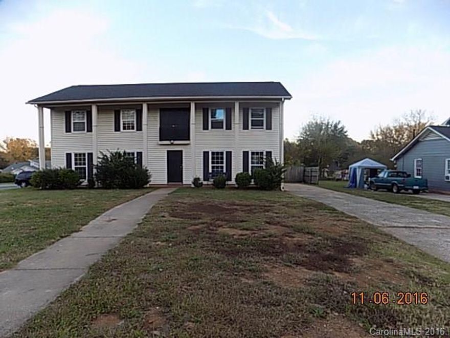 Spacious and Stunningly 1 unit for rent in this colonial style 2 story duplex. 3 Bedroom located off South Tryon, Upgraded floors. So Contact Today to make an appointment and make it yours!