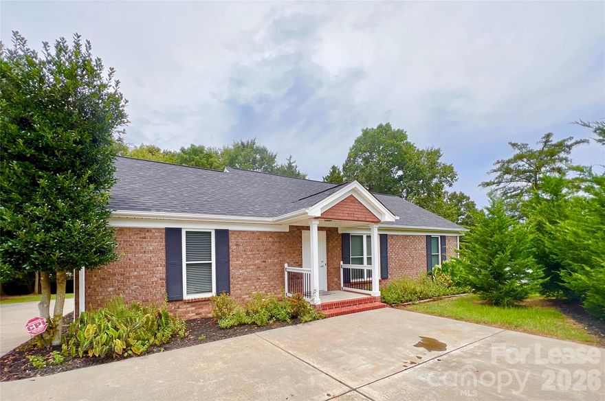 Well Located ranch conveniently located!! close to shopping, restaurants, and only 20 minutes to Uptown.
This beautiful and spacious home has 4 Bedrooms and 3 Full Baths recently renovated all wood floors, updated kitchen with quartz Countertops, White Cabinets, Skylights for natural light, new appliances and much more. Nice back porch with pergola and Multiple parking spaces.