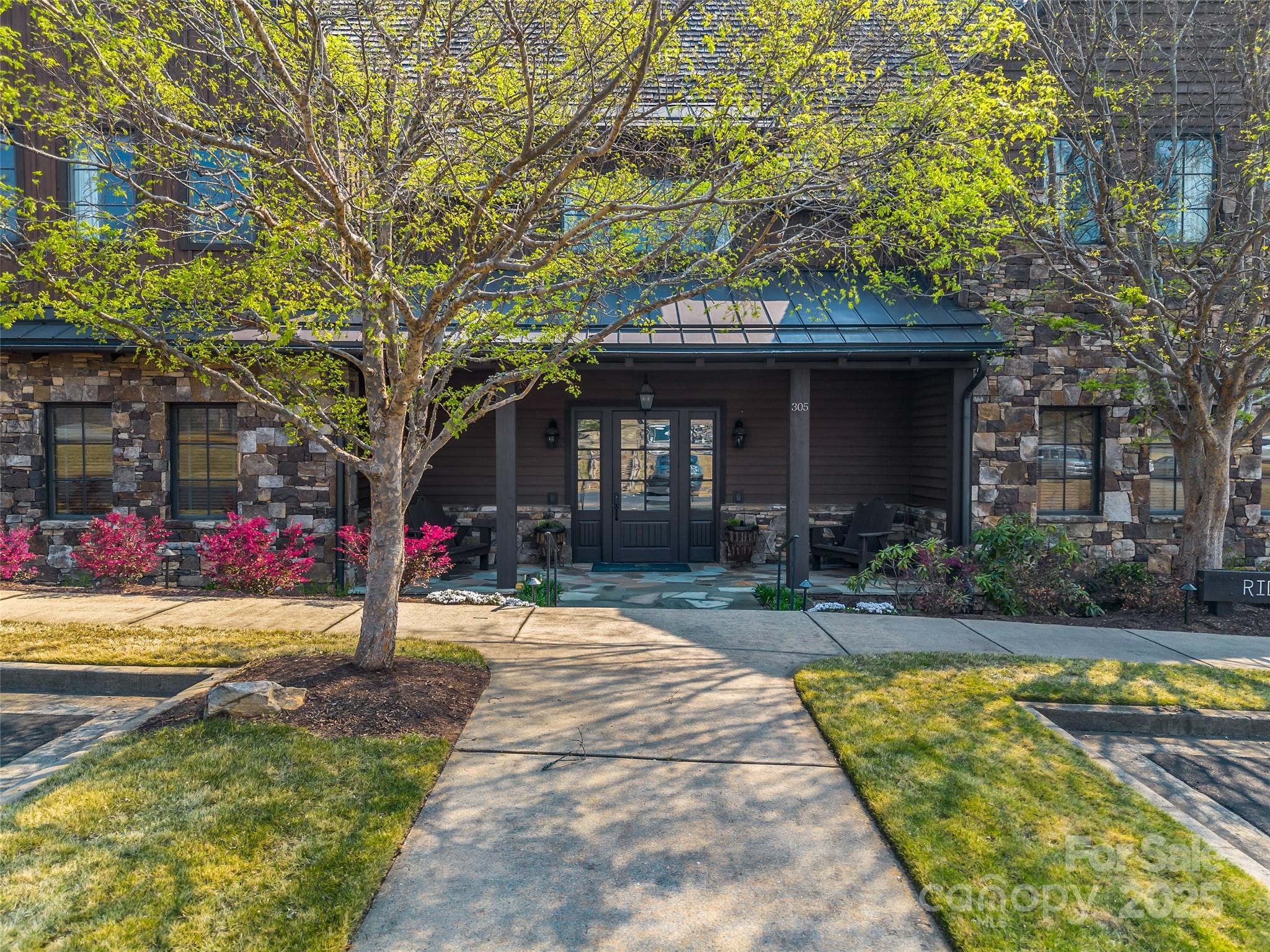 305 Clubhouse Lane B301