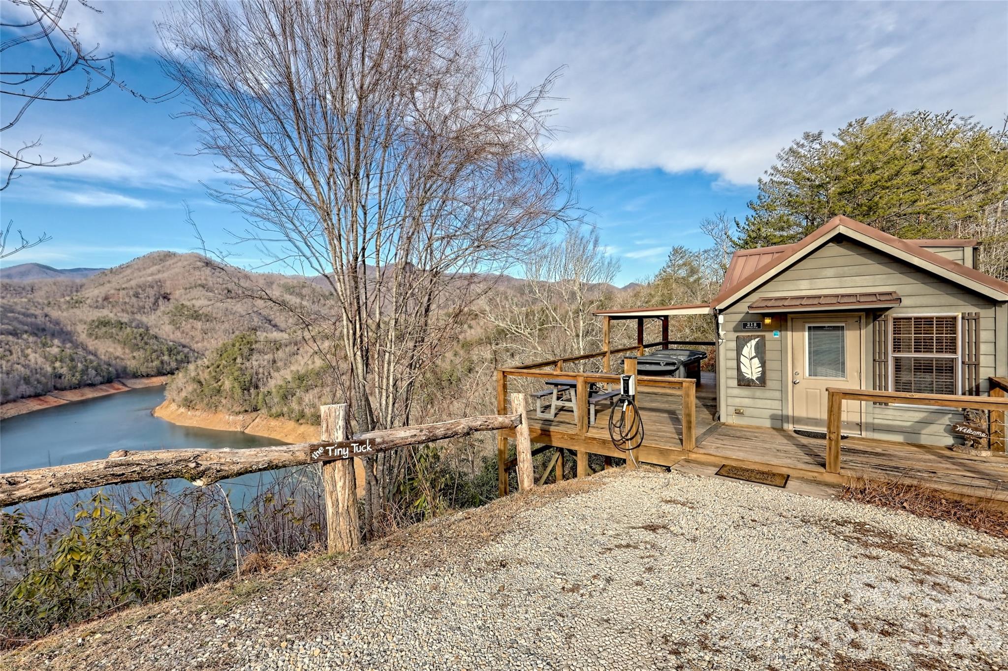 1628 Round Hill Road