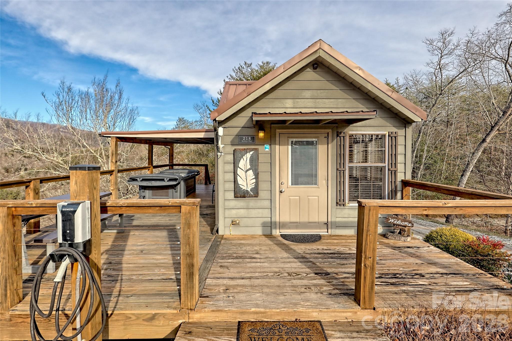 1628 Round Hill Road