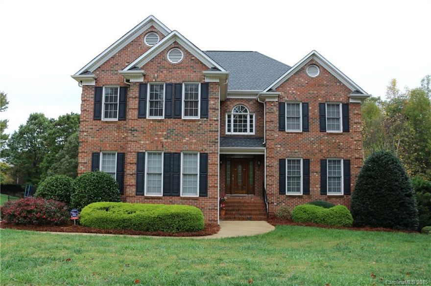 Wonderful opportunity in established Harrisburg neighborhood. 1200 sq ft  Separate living quarters includes large rec room, great room w/fireplace, kitchen, dining room, bedroom & full bath.  New beautifully redone kitchen & master bath.
Freshly painted interior & refinished floors.  Multi-level deck new in 2015.