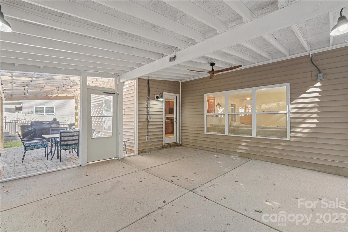 Oaks On Main - Residential