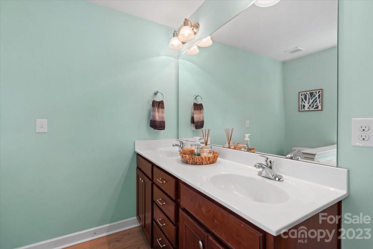 Oaks On Main - Residential